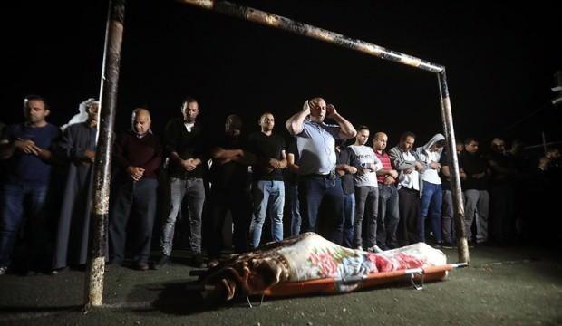 Filistinli kadın şehit son yolculuğuna böyle uğurlandı