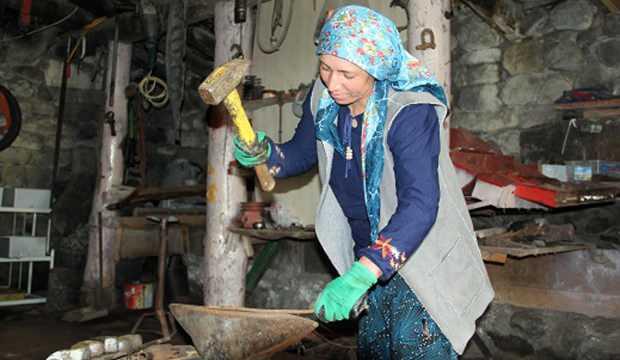 Eşinin elinden mesleğini aldı