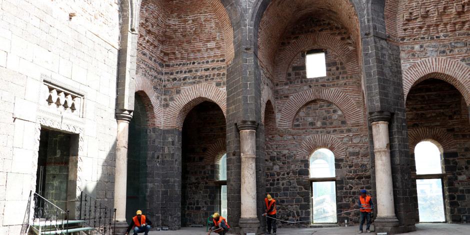 Diyarbakır'ın 1800 yıllık kilisesi Saint George onarılıyor