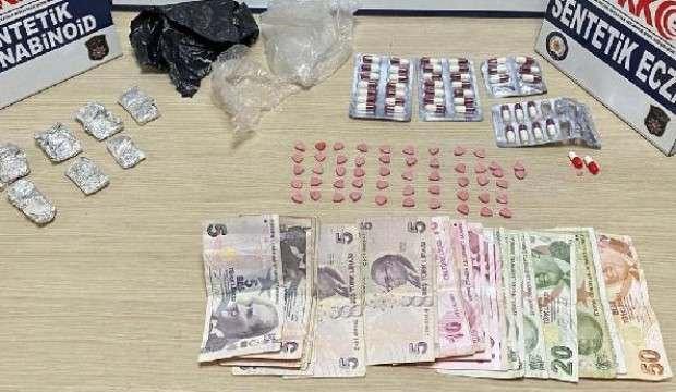 Durdurulan araçta üzerlerinde uyuşturucu bulunan 4 kişiye gözaltı