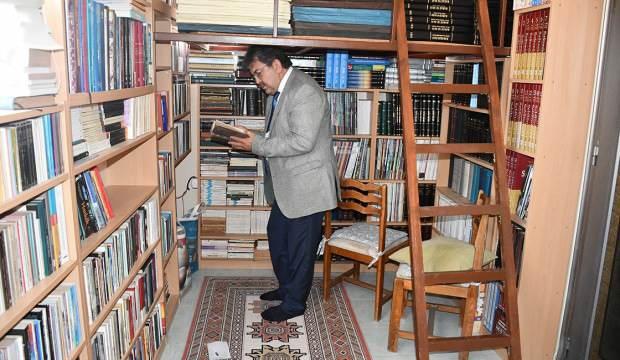 Kahramanmaraşlı kitap kurdu evinde 20 bin, iş yerinde ise 5 bin kitapla yaşıyor!