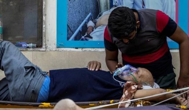 Hindistan'da korkutan rekor: Günlük en yüksek vaka ve can kaybı