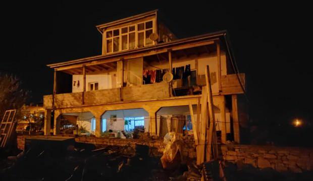 İftarı beklerken yaslandıkları balkon duvarı devrildi: 3 yaralı
