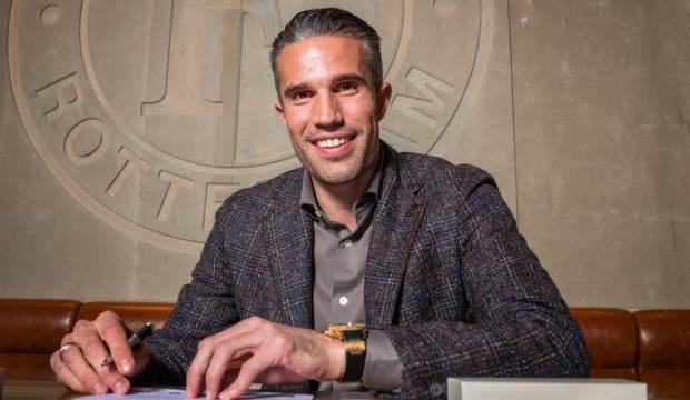 Robin van Persie imzayı attı, göreve başladı!
