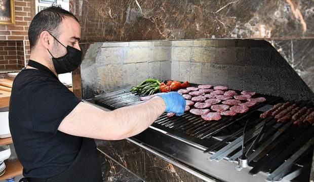 Sivas'ın tescilli köftesi paket servisle iftar sofralarına ulaştırılıyor