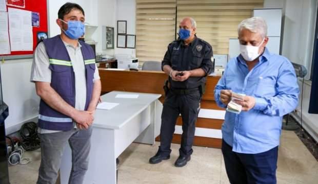 Temizlik görevlisi yolda bulduğu 10 bin lirayı sahibine teslim etti