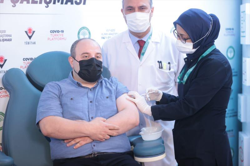 Bakan Varank gönüllü olduğu VLP aşısının ikinci dozunu yaptırdı