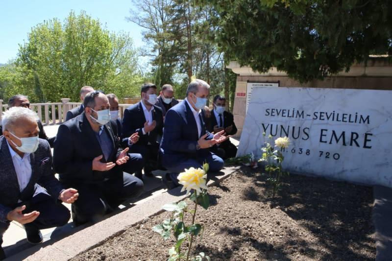 Mustafa Destici Yunus Emre’nin kabrini ziyaret etti