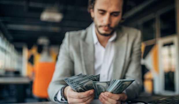 CEO'ların maaşı artarken, işçilerin maaşı düştü