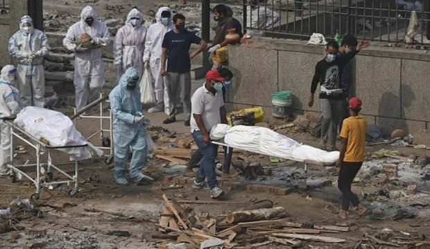 Hindistan'da Kovid-19’dan ölenlerin cansız bedenleri Ganj Nehri kıyısına vurdu