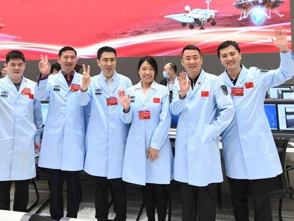 Çin'in başkenti Beijing'de bulunan Beijing Havacılık ve Uzay Kontrol Merkezi'ndeki teknik personel kutlama yapıyor, 15 Mayıs 2021. (Fotoğraf: Rao Aimin/Xinhua)