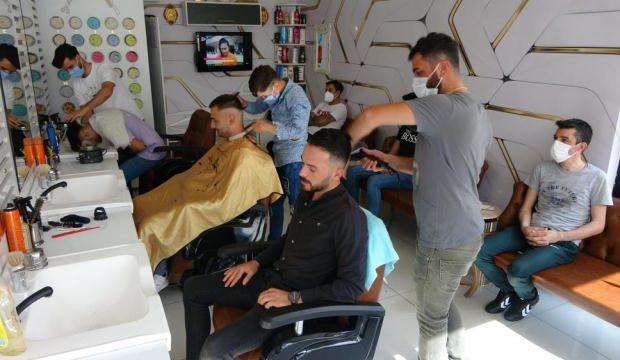 Tam kapanma sonrası berberlerde yoğunluk
