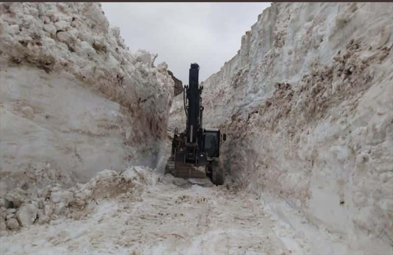 Hakkari'de askeri üs bölgesinde 8 metre karla mücadele