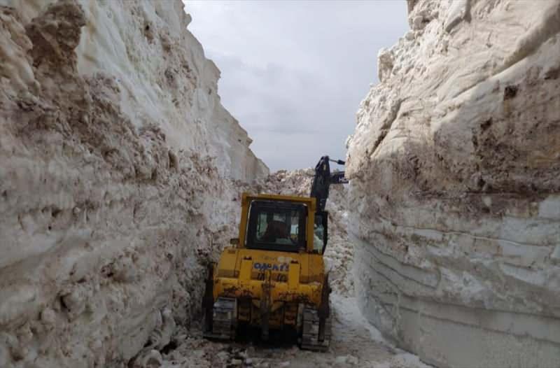 Hakkari'de askeri üs bölgesinde 8 metre karla mücadele