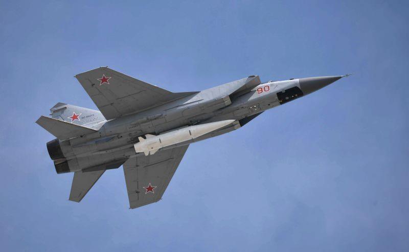 Kinjal füzesini gövdede taşıyan Rus savaş uçağı