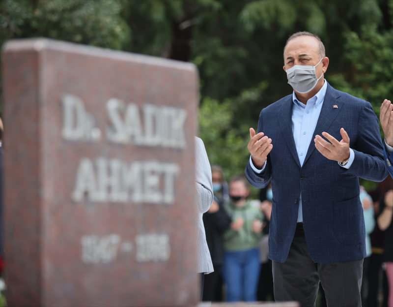 Dışişleri Bakanı Çavuşoğlu, Dr. Sadık Ahmet'in Gümülcine'deki kabrini ziyaret etti