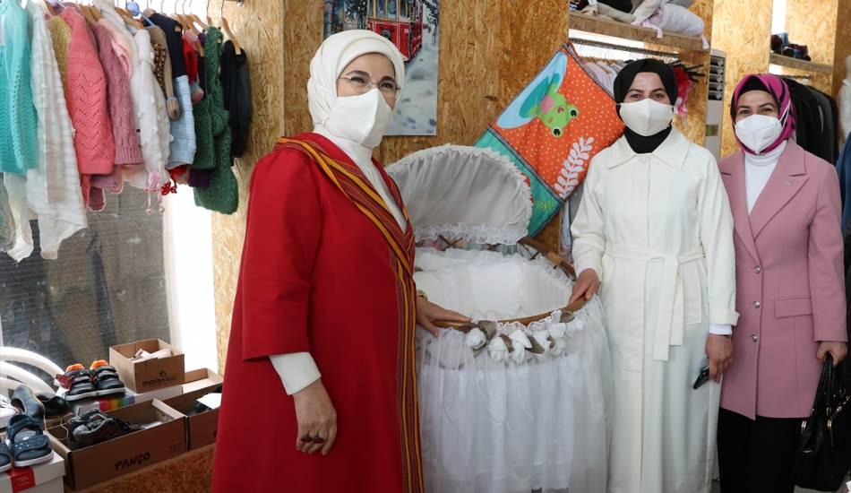 emine_erdogan_geliri_filistinli_cocuklara_bagislanacak_donusum_pazarini_ziyaret_etti_1622202519_6112.jpg