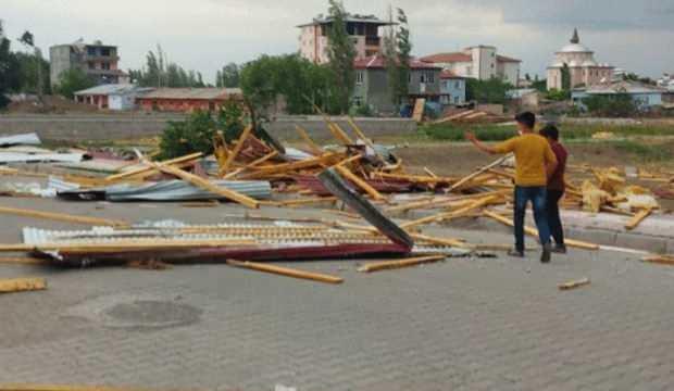 Fırtına bu hale getirdi: Çatılar uçtu, ağaçlar devrildi