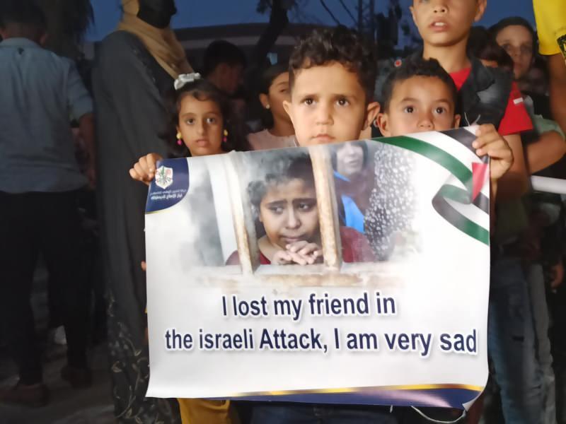 Filistinli çocuklar, İsrail saldırılarında ölen çocuklar için 66 mum yaktı