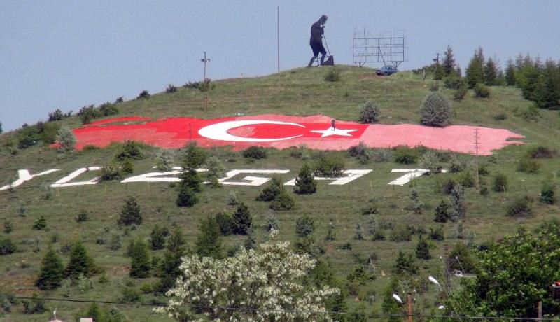 Yozgatlı emekli, solan Türk bayrağının boyasını yeniliyor