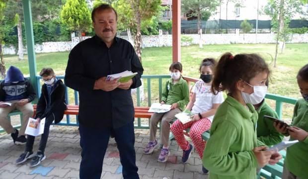 Kütahya'da emekli kütüphaneci okulları gezerek çocuklara kitap hediye ediyor