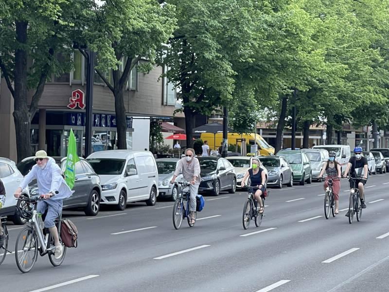 Almanya'da hükümetin ulaşım ve iklim politikaları bisiklet konvoylarıyla protesto edildi