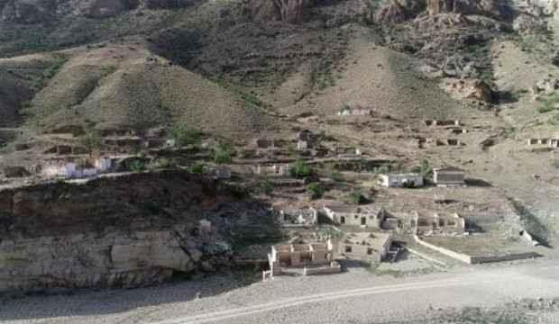 Sular çekildi, evler gün yüzüne çıktı!