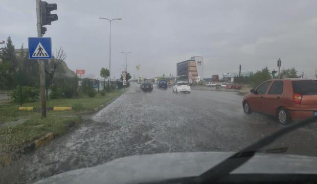 10 dakikalık yağmur yolları göle çevirdi