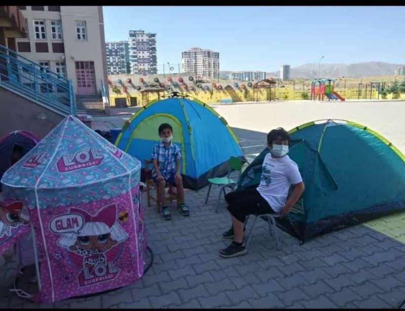 Pandemi döneminde evde sıklan çocuklar çadırda ders işledi