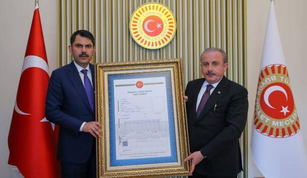 Bakan Kurum, TBMM Başkanı Şentop’a Gazi Meclis’in tapusunu takdim etti