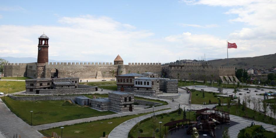 Erzurum'un asırlık yapıları millet bahçesiyle buluşuyor