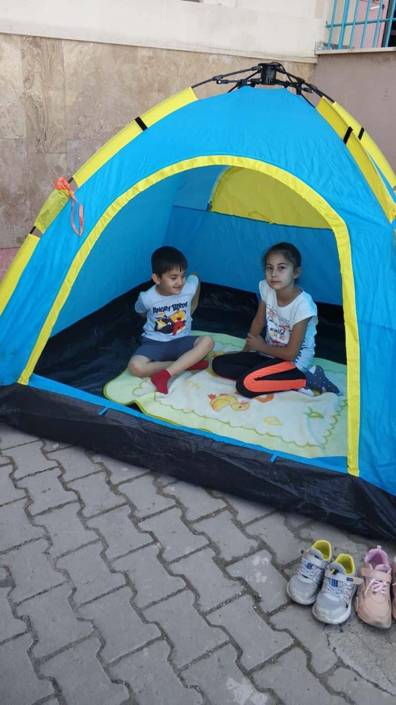 Pandemi döneminde evde sıklan çocuklar çadırda ders işledi