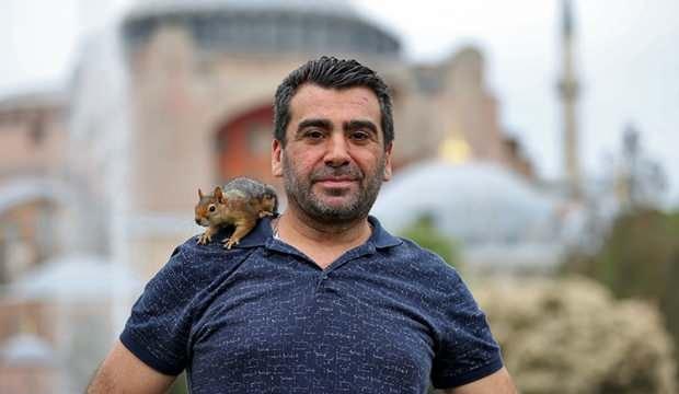 Baba yadigarı sincabı omzuna alıp İstanbul'u geiyor