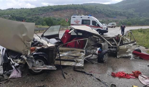 Piknik dönüşü feci kaza, otomobil kağıt gibi parçalandı