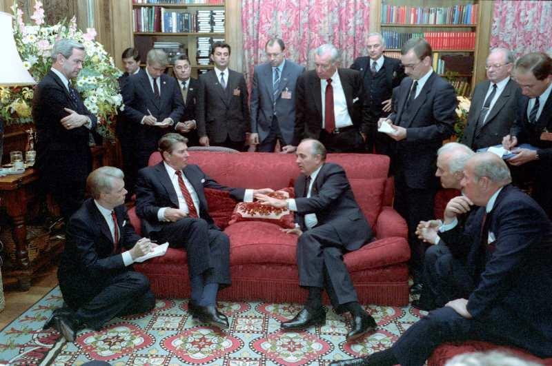 n ABD Başkanı Ronald Reagan ile eski SSCB Devlet Başkanı Mihail Gorbaçov arasında gerçekleşen tarihi zirveden bir kare