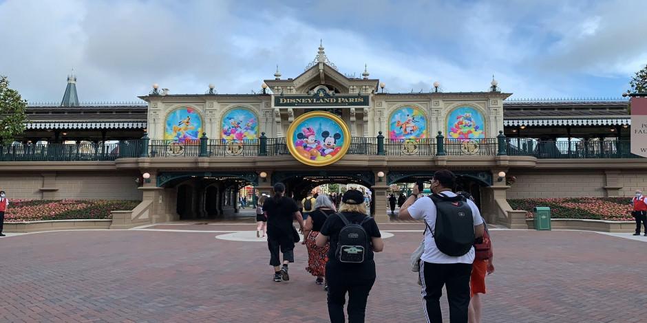 Disneyland kapılarını yeniden açtı 