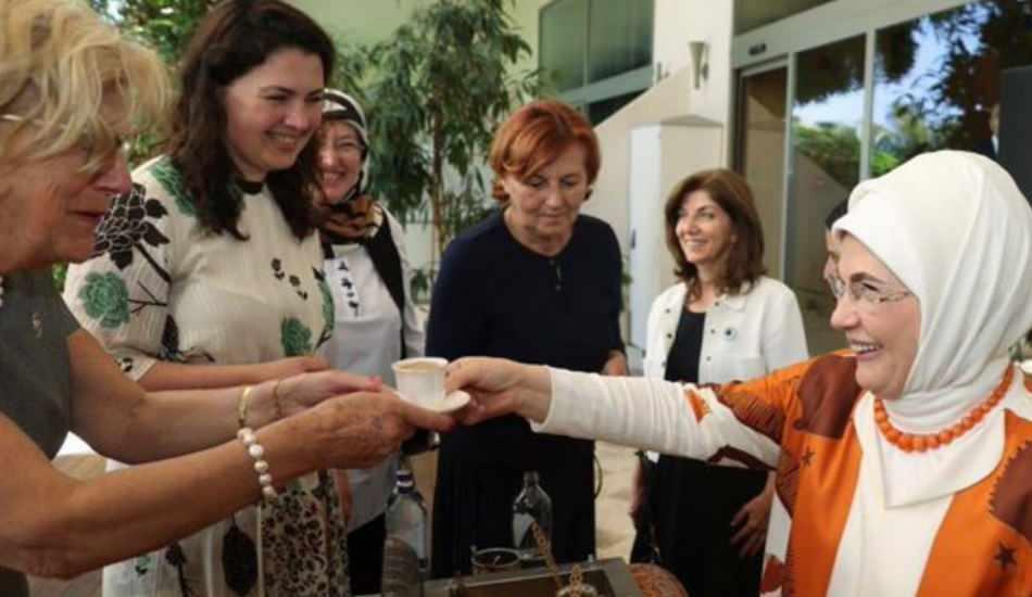 emine_erdogan_lider_eslerine_elleriyle_turk_kahvesi_ikram_etti_1624186031_4678.jpg