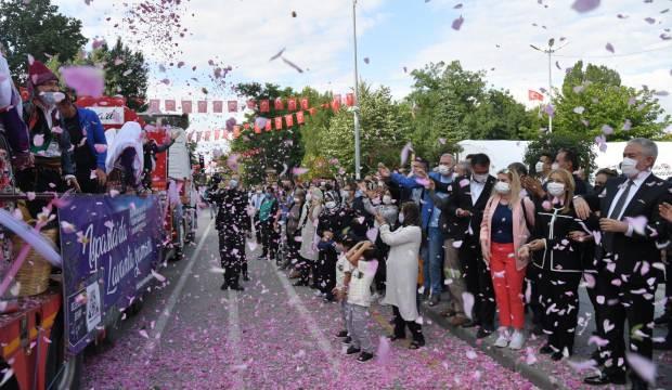 Isparta'daki gül kortejinden renkli görüntüler
