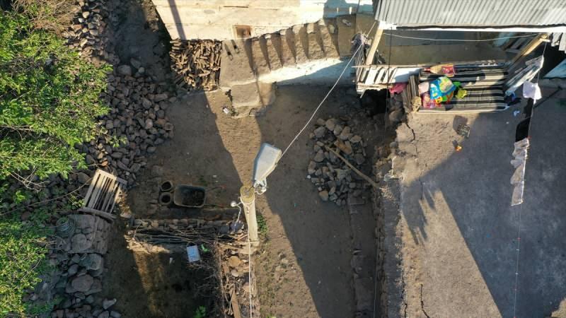 Bingöl'deki depremde bazı evler hasar gördü
