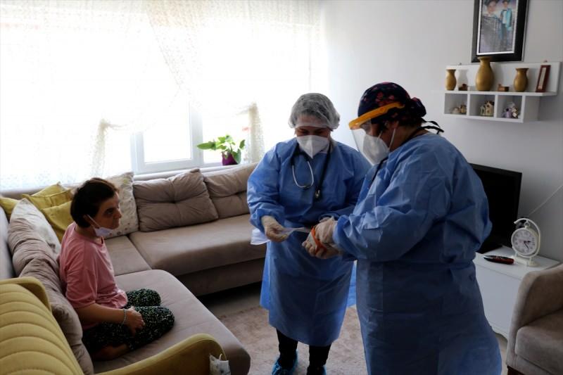 Edirne Sağlık Müdürlüğü mobil aşı ekipleri, tam bağımlı, orta düzey ve ağır engelli vatandaşları evlerinde ziyaret ederek, Kovid-19'a karşı aşılamalarını yapıyor.