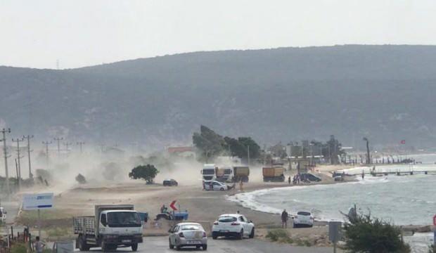izmir e firtina bir anda geldi ortaligi yikti gecti guncel haberleri