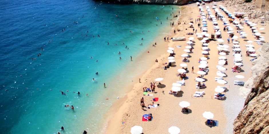 Antalya'nın meşhur plajına yoğun ilgi! Akın akın gidiyorlar