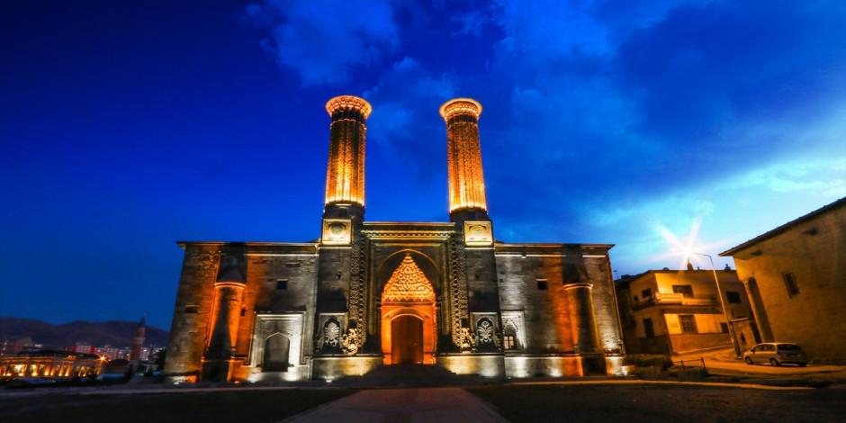 Erzurum Çifte Minareli Medrese kapılarını yeniden açıyor