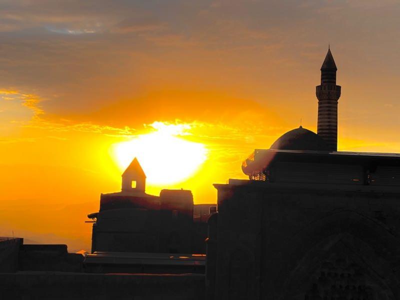 lGnxu_1624948510_1386 İshak Paşa'da gün batımının getirdiği muhteşem manzara
