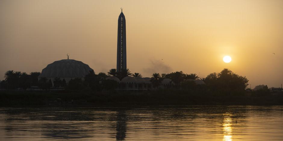 İki Nil'in birleştiği noktadaki Nileyn Camisi mimarisiyle dikkati çekiyor