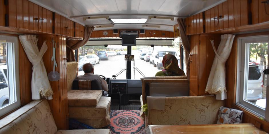 Motokaravana dönüştürdüğü minibüsüyle 13 yıldır Türkiye'yi geziyor