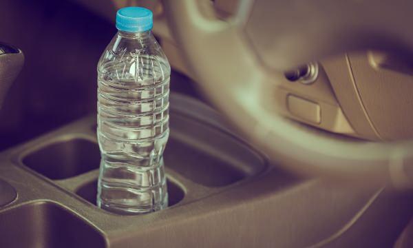 Arabada su şişesi bırakılır mı? Neden arabada plastik su şişesi bırakmamalısınız