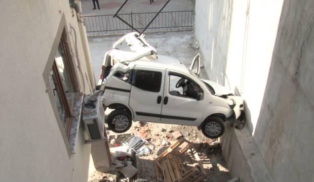 Fren yerine gaza bastı, 5 metreden aşağı u&ccedil;tu