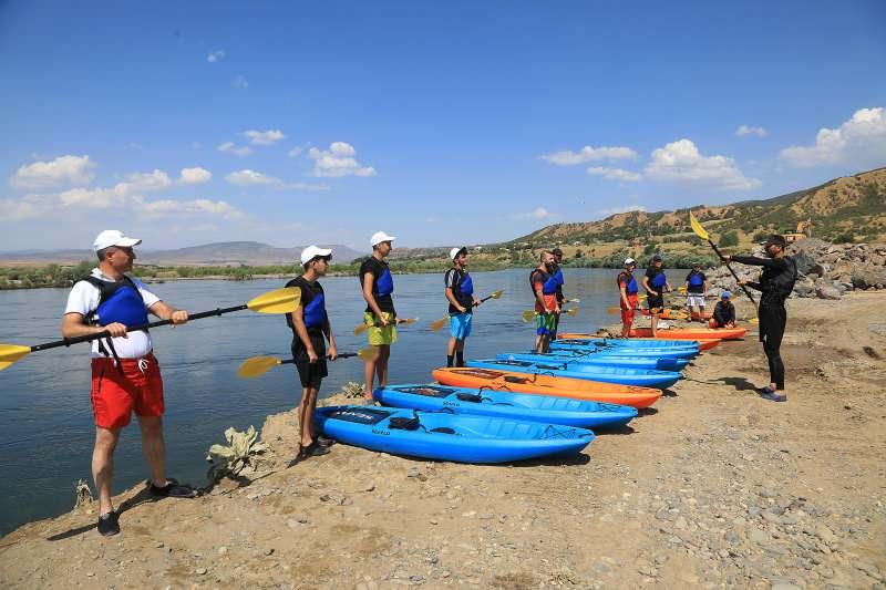 62zeV_1626868552_7643 Bingöllü gençler kürek çekmeyi sevdi: Murat Nehri'nde kano keyfi
