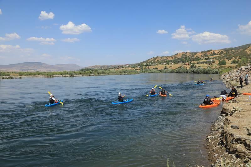 8ZRsq_1626868537_3951 Bingöllü gençler kürek çekmeyi sevdi: Murat Nehri'nde kano keyfi